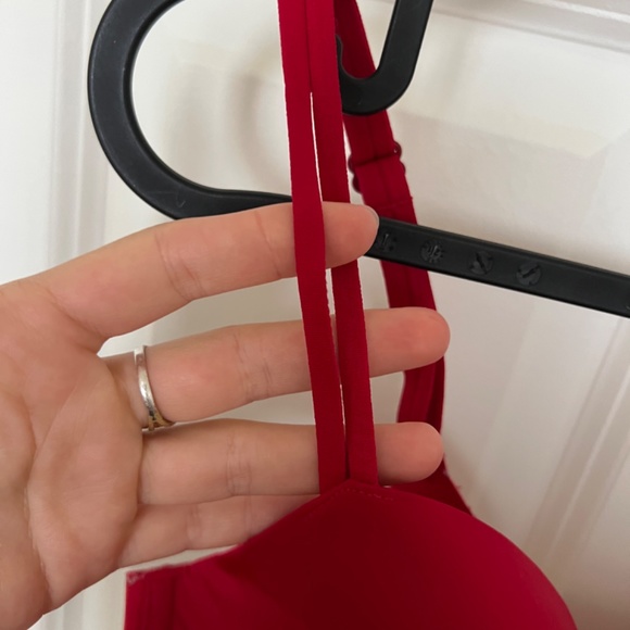 Victoria Secret 34DD - Picture 2 of 4